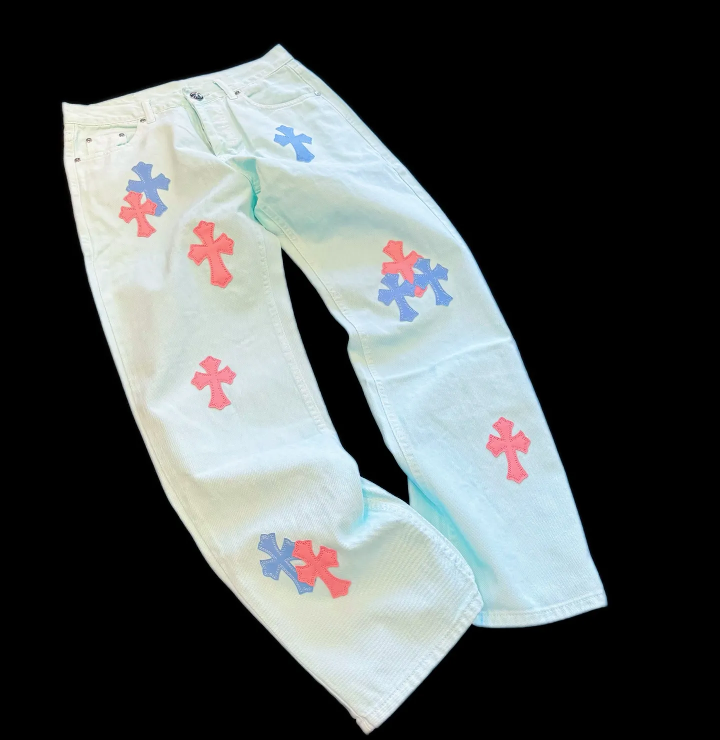 P260 Style number: D414 Chrome hearts CH grams new classic cross patch leather jeans Size: s-xl (28 30 32 34) Color: light green pink leather Size reference 28 pants length 100 waist circumference 72 30 pants length 101 waist circumference 76 32 pants length 103 waist circumference 80 34 pants length 104 waist circumference 84